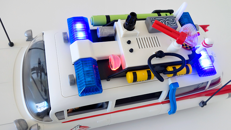 Two buttons on top of Ecto-1 can be used to activate its flashing lights, and distinctive siren.